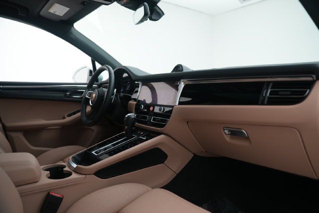 Certified 2026 Porsche Macan AWD/4WD image 24
