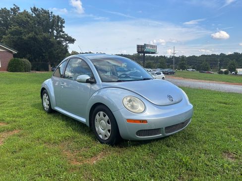 Used 2010 Volkswagen Beetle Coupe FWD image 3