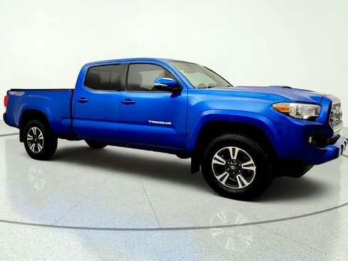 Used 2017 Toyota Tacoma TRD Sport w/ Tow Package AWD/4WD image 3