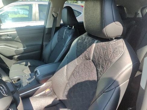 Used 2024 Toyota Highlander XLE AWD/4WD image 18