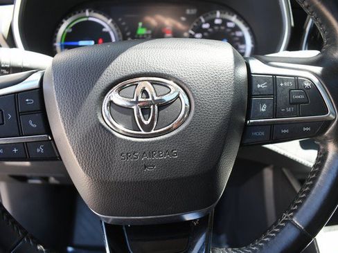 Used 2021 Toyota Highlander XLE AWD/4WD image 32