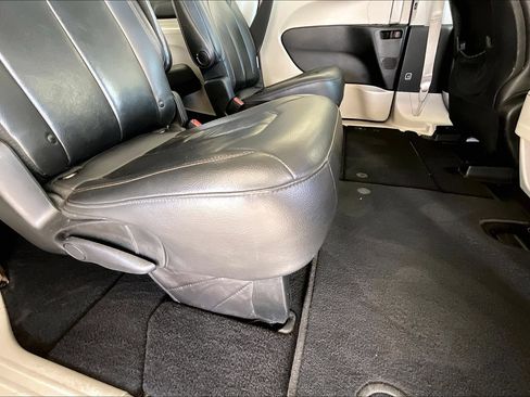 Used 2017 Chrysler Pacifica Touring-L FWD image 22