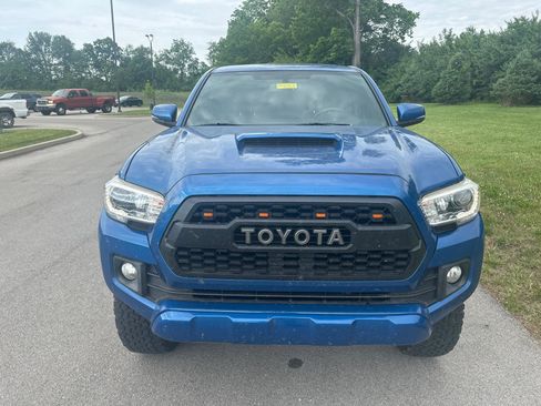 Used 2017 Toyota Tacoma TRD Sport w/ Premium & Technology Package AWD/4WD image 2