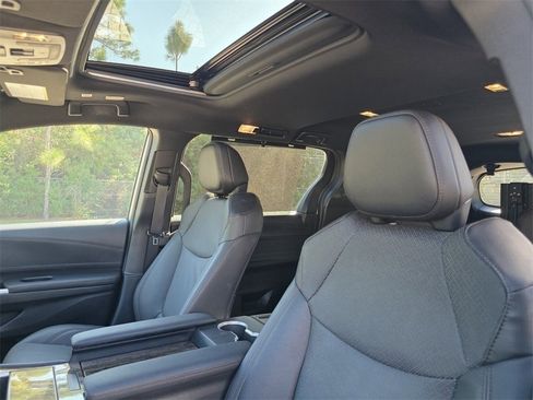 Certified 2025 Toyota Sienna Platinum image 24