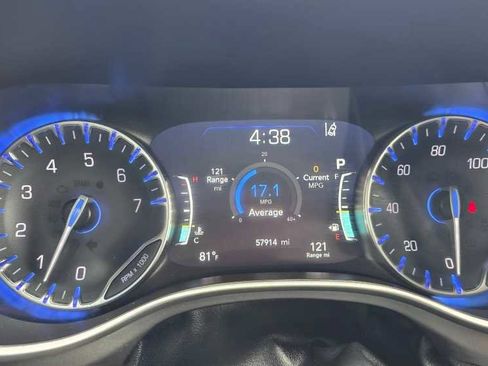 Used 2024 Chrysler Pacifica Touring-L image 14