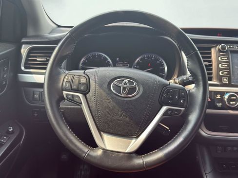 Used 2018 Toyota Highlander Limited FWD image 13
