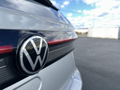 Certified 2025 Volkswagen Taos SEL w/ Black Wheel Plus Package image 34