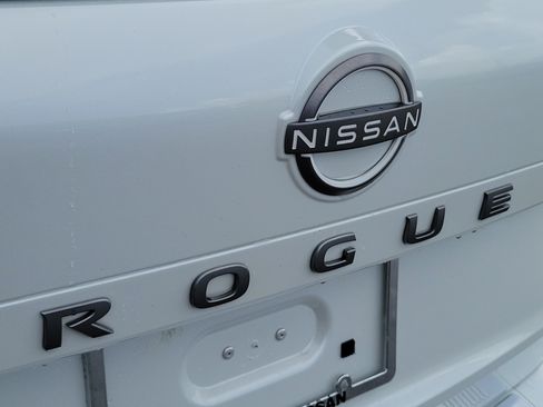 Used 2025 Nissan Rogue SV FWD image 30