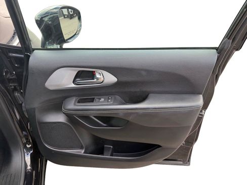 Used 2025 Chrysler Pacifica Limited FWD image 28