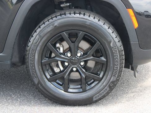 Used 2024 Jeep Grand Cherokee Altitude AWD/4WD image 12