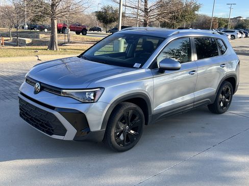 Certified 2025 Volkswagen Taos SE w/ Panoramic Sunroof Package image 5