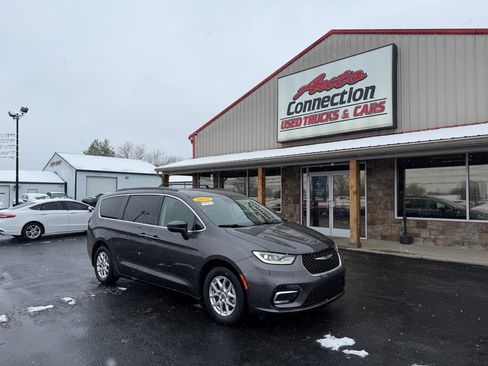 Used 2022 Chrysler Pacifica Touring-L image 1
