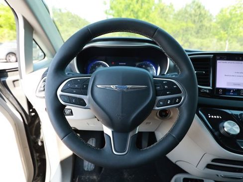 Used 2022 Chrysler Pacifica Touring-L FWD image 6