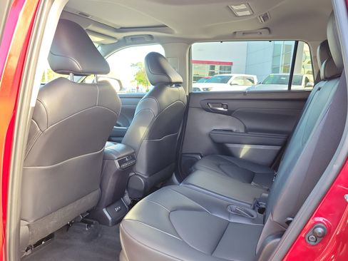 Used 2022 Toyota Highlander XLE image 9