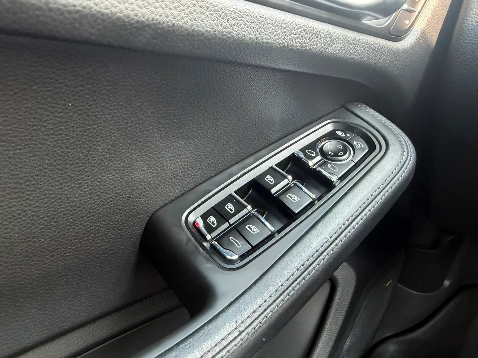 Used 2015 Porsche Macan S AWD/4WD image 25