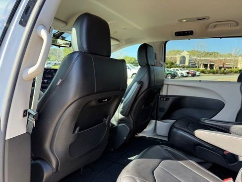 Used 2024 Chrysler Pacifica Touring-L image 28