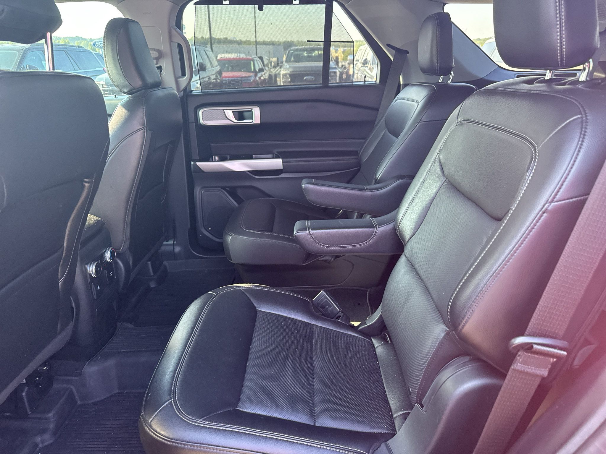 Used 2022 Ford Explorer Limited w/ Equipment Group 301A RWD image 9