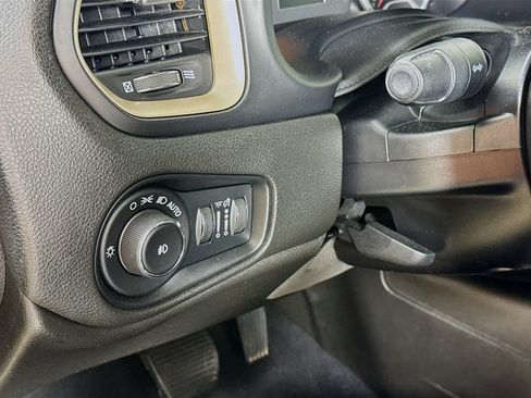 Used 2016 Jeep Renegade Latitude FWD image 10