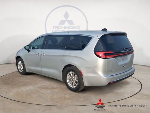 Used 2024 Chrysler Pacifica Touring-L FWD image 5