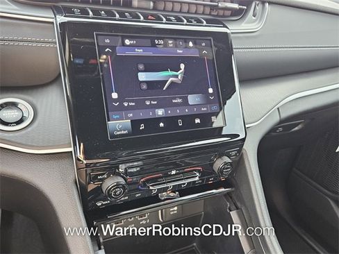 New 2025 Jeep Grand Cherokee L Laredo image 19