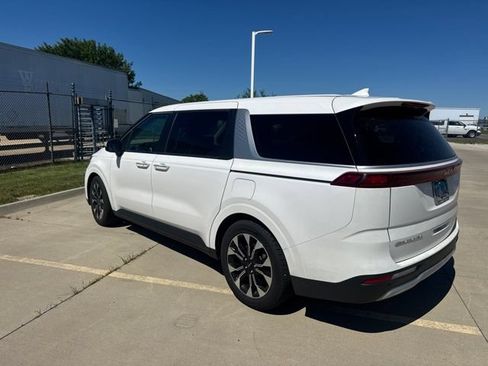 Used 2022 Kia Carnival EX FWD image 5