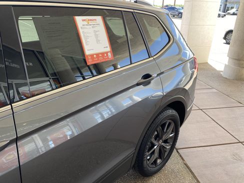 Certified 2022 Volkswagen Tiguan SE w/ Panoramic Sunroof Package image 60