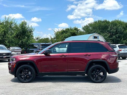 Used 2023 Jeep Grand Cherokee Limited w/ Luxury Tech Group II AWD/4WD image 12