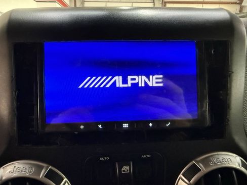 Used 2015 Jeep Wrangler Unlimited Rubicon AWD/4WD image 27