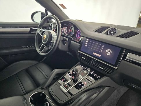 Used 2023 Porsche Cayenne Platinum Edition image 11