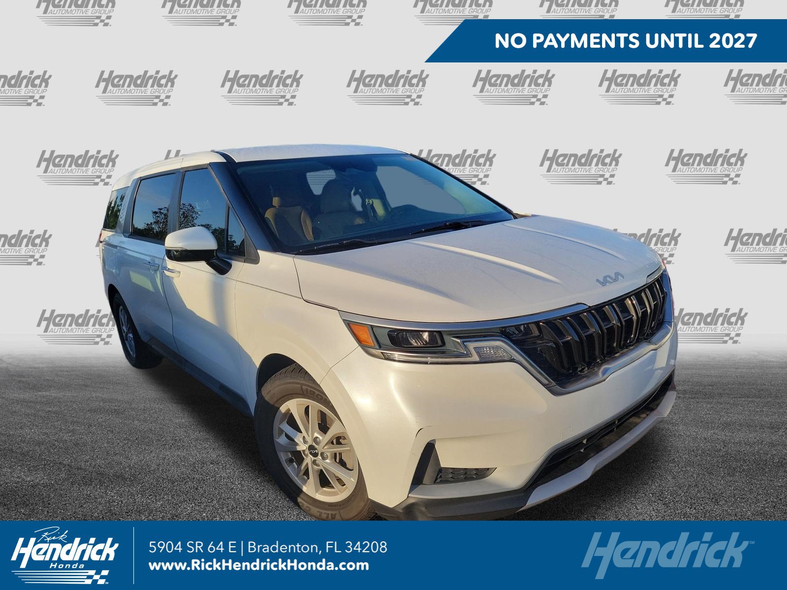 Used 2023 Kia Carnival LX FWD image 1