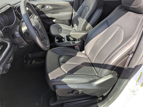 New 2025 Chrysler Pacifica Select image 12