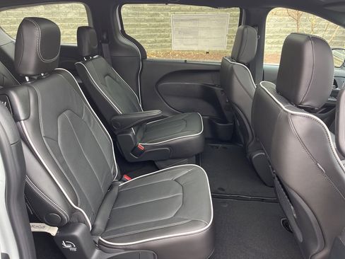 New 2026 Chrysler Pacifica Limited image 12