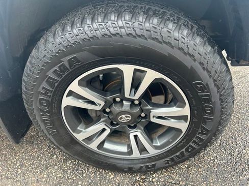Used 2017 Toyota Tacoma TRD Sport w/ Tow Package AWD/4WD image 2