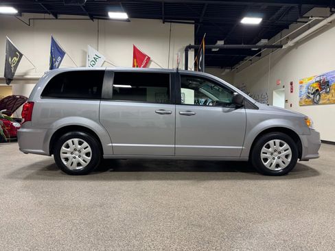 Used 2018 Dodge Grand Caravan SE image 4