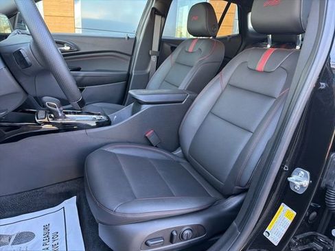 Used 2025 Chevrolet Trax RS FWD image 18