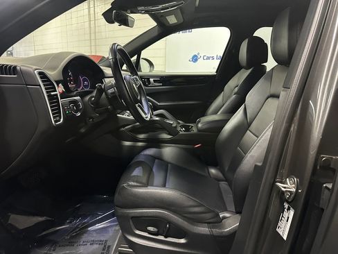 Used 2022 Porsche Cayenne AWD/4WD image 7