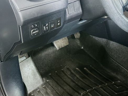 Used 2018 Toyota RAV4 LE FWD image 16