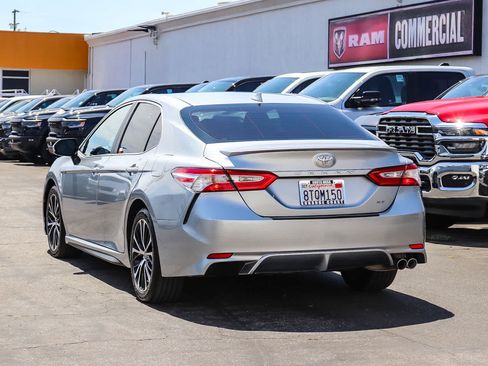 Used 2020 Toyota Camry SE FWD image 6