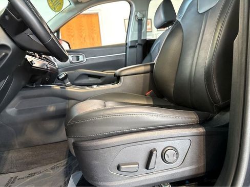 Used 2024 Kia Sorento S image 4