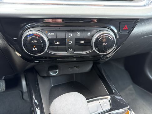 Used 2025 Chevrolet Trax LT FWD image 24
