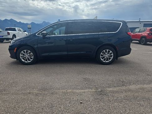 New 2025 Chrysler Pacifica Select image 4
