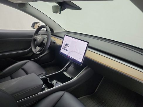 Used 2020 Tesla Model 3 Standard Range Plus RWD image 18