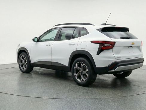 Used 2025 Chevrolet Trax LT w/ LT Convenience Package image 6