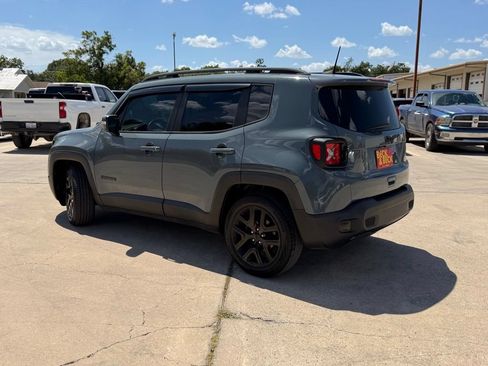 Used 2018 Jeep Renegade Altitude FWD image 4