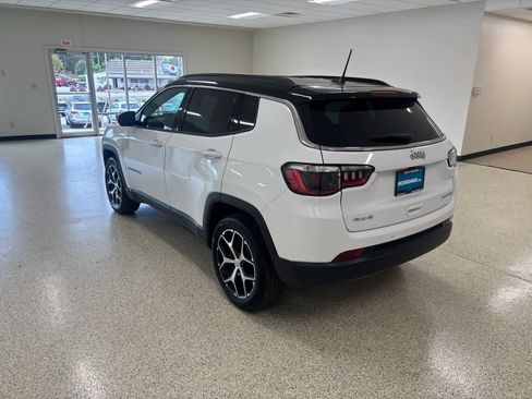 Used 2024 Jeep Compass Limited image 9