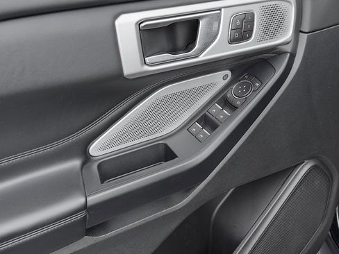 Certified 2020 Ford Explorer Platinum w/ Premium Technology Package image 16