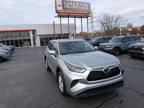 Used 2023 Toyota Highlander L image 2