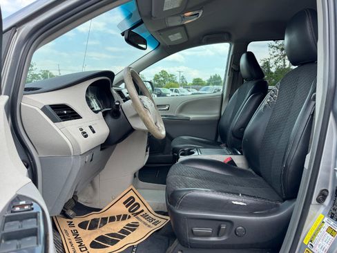 Used 2012 Toyota Sienna SE FWD image 15