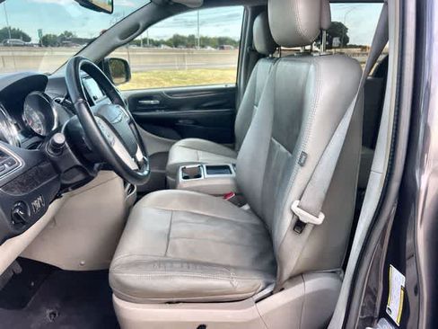 Used 2015 Chrysler Town & Country LX FWD image 11