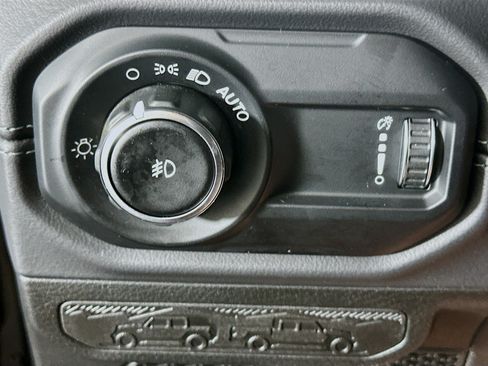 Used 2025 Jeep Wrangler Unlimited Sahara AWD/4WD image 16